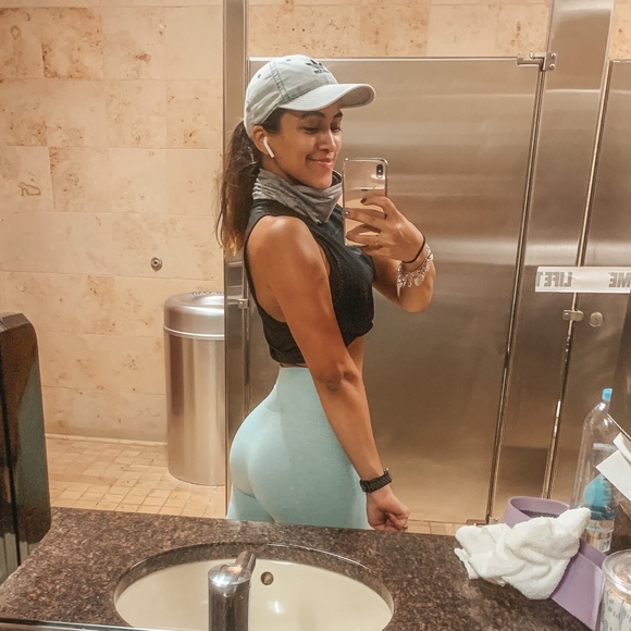 Meet your Posher, Stephanie - Picture 2 of 7